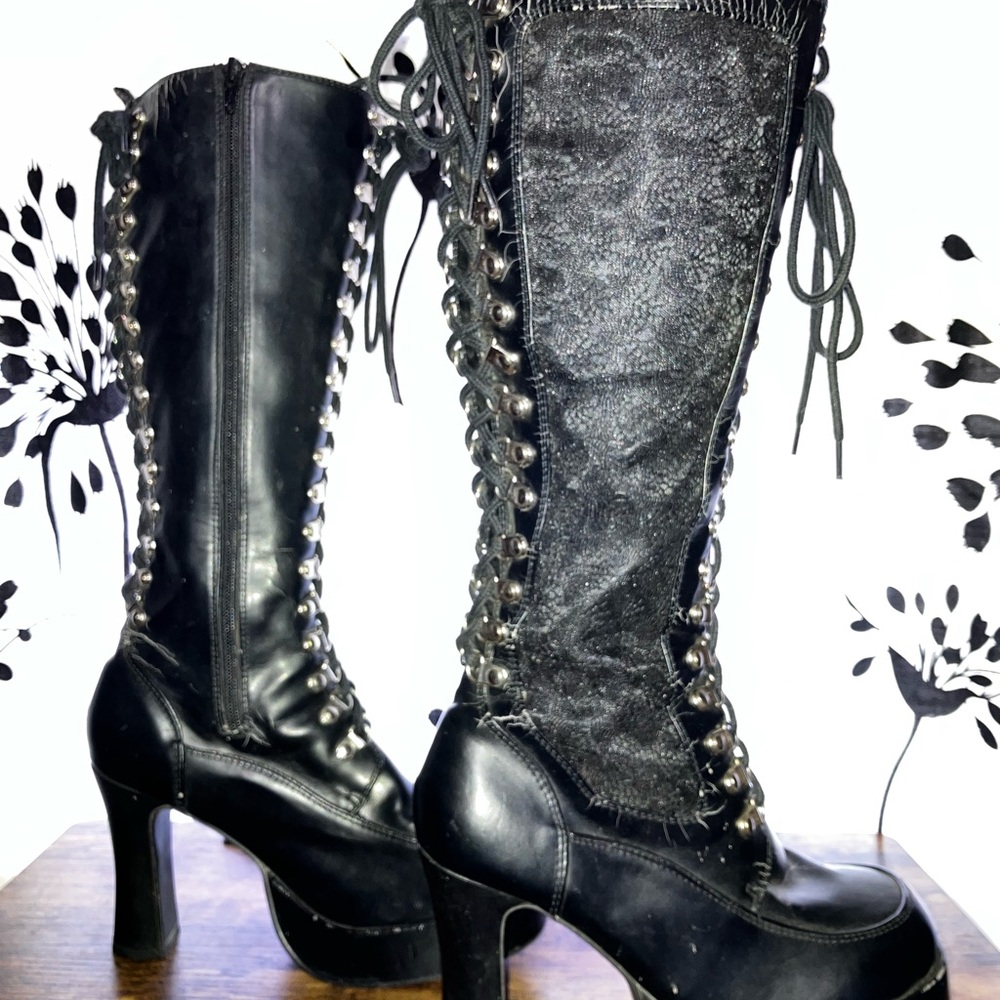 T.U.K Black Synthetic Boots (with free socks)